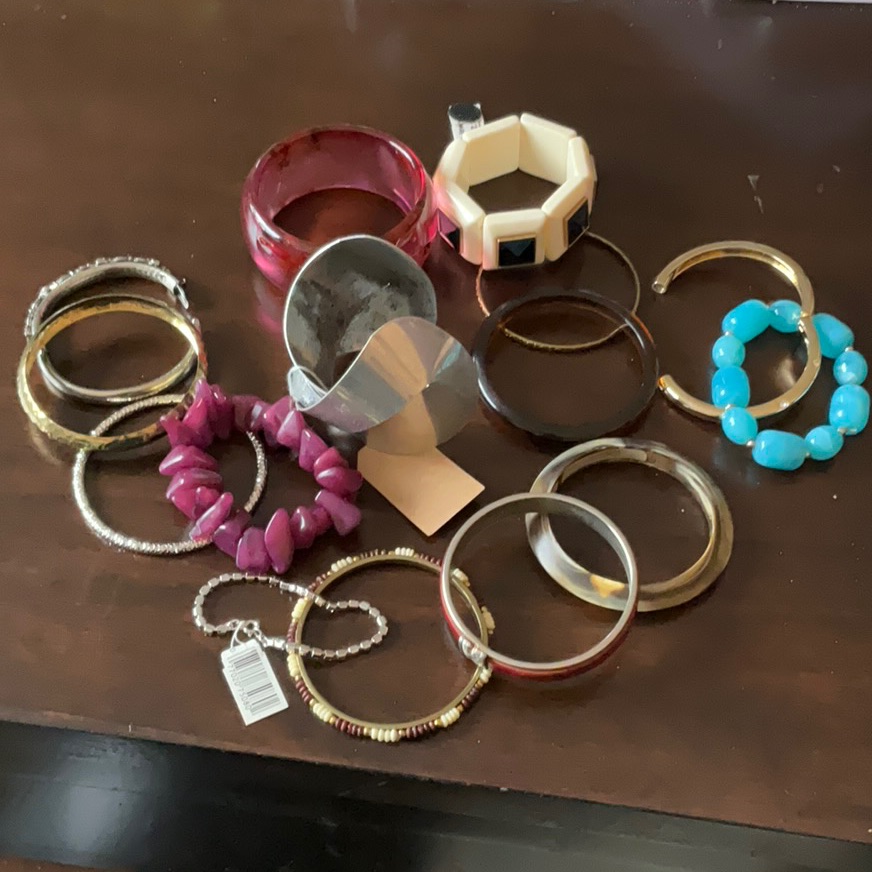 15 Costume Jewelry Bracelets Nwot Hinged Plastic Stretch Plastic Round Metal 12$